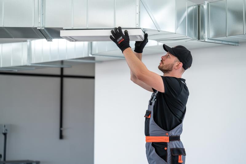 Technik podłączający komponent systemu rekuperacji